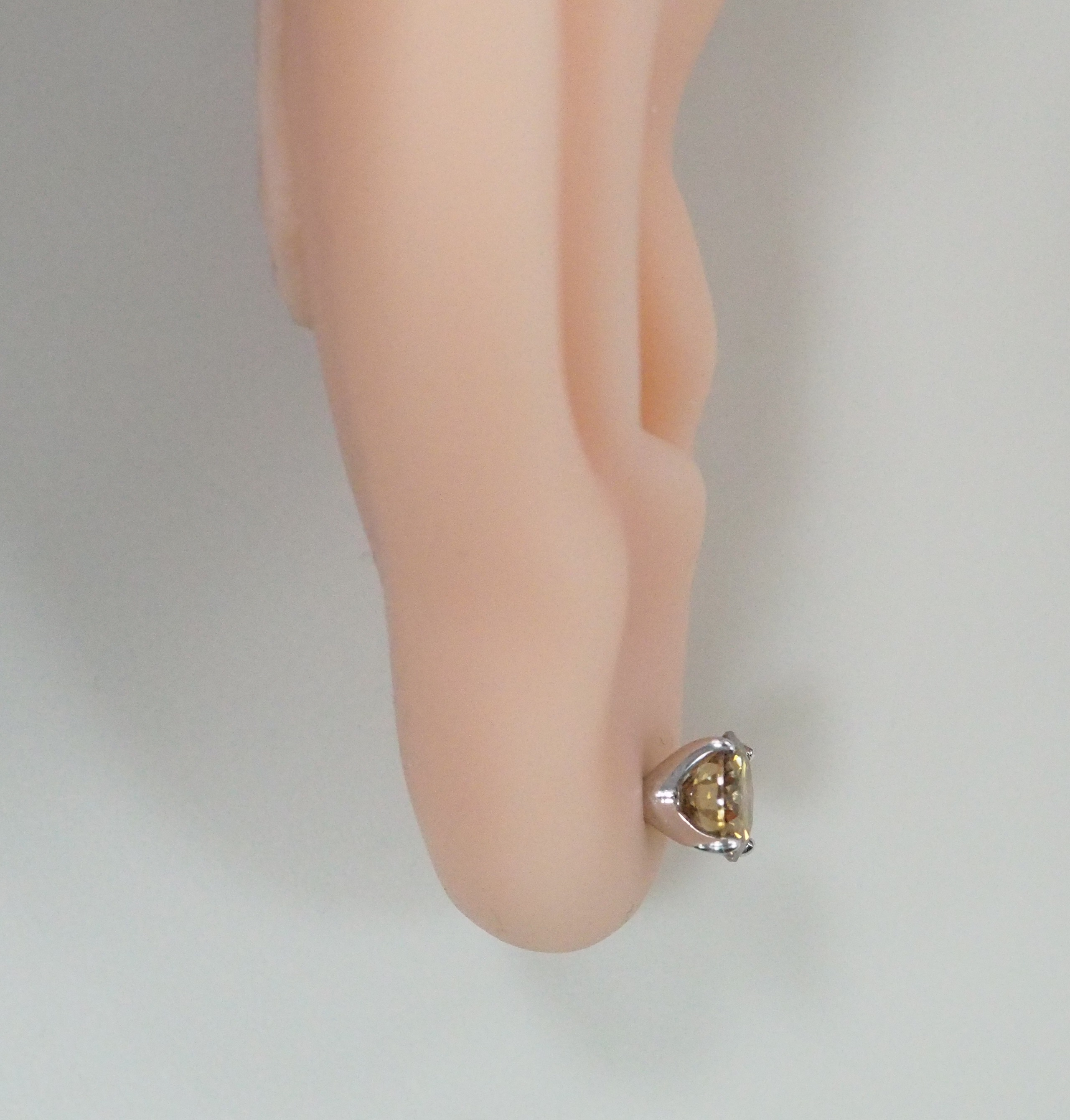 Серебряные серьги-пусеты с коричневыми муассанитами